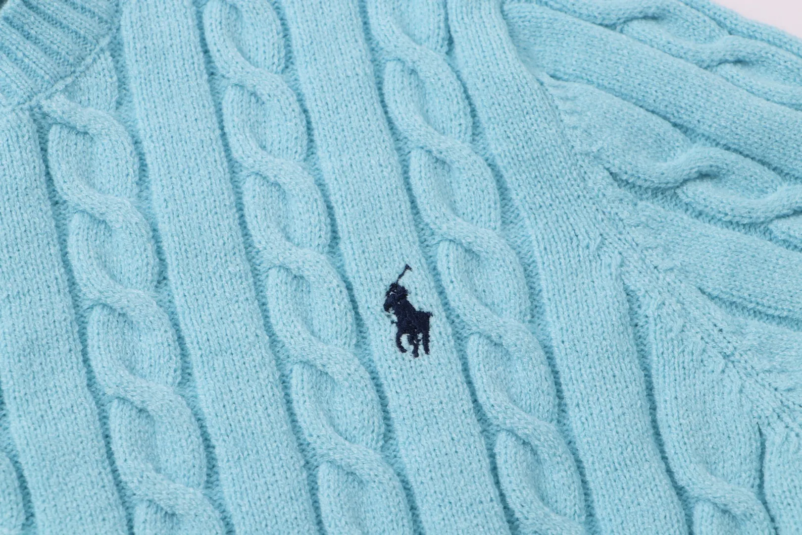 P210 [Ralph Lauren round neck solid color pony embroidery logo twist knitted sweater] ✅Ralph Lauren classic basic versatile knitted pullover crew neck sweater for men and women ✅Main supplier platform live broadcast Wholesale entity Replenish when out of stock will not be removed from the shelves ✅ZP quality 1:1 pattern making Scan the code to enter the GF website Counter quality ✅Detailed quality is the only one in Guangzhou Imported quality cotton yarn Focus on high-end cost-effective Good quality Needless to say ✅The version is restored to the original version. The maximum size can be worn up to 1105 pounds. Loose, comfortable and stress-free. ✅The upper body is simple and easy to match. A must-have for ootd. Good-looking clothes are never picky. A must-have in couples’ wardrobes. Size: S-XL. Color: black, white, gray, royal blue, pink, sky blue, khaki.